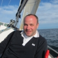 Rene Allik ved TopMarine flydebroer i marina.