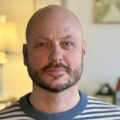 Allan Nielsen i en lystbådehavn med TopMarine flydebroer.