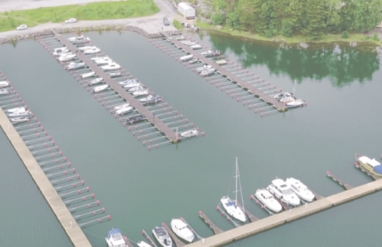 Bagø Marina med moderne flydebroer og sikre fortøjningsmuligheder.