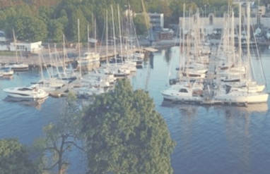 Kalevi Yacht Club med moderne flydebroer og faciliteter til sejlere.