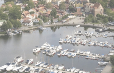 Strängnäs Marina i Sverige med moderne flydebroer og bådpladser.