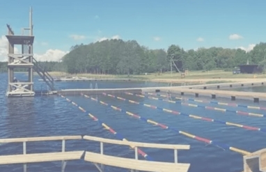 Flydende swimmingpool på Väinjärve Sø med stabile pontoner.