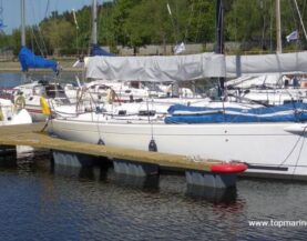 Top Marine Fortøjningsfingre installeret i Pirita Kalevi Yacht Club, Estland – Robust og tilpasset løsning til sikker bådophængning med høj kundetilfredshed.