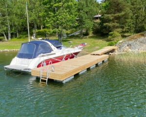 Badbroer model fra Top Marine, designet til stilfuld adgang til vandet.