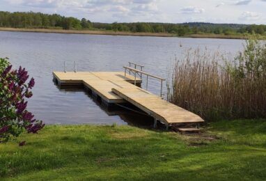 Badebro fra Top Marine, elegant og funktionel til alsidige vandaktiviteter.