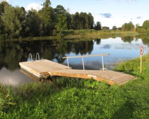 Badebro fra Top Marine, elegang design til praktisk brug ved vandet.