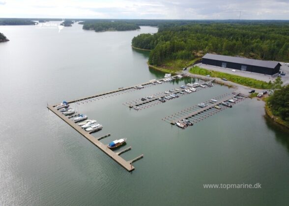 Bagø Marina lystbådehavn med flydebroer i Finalnd.