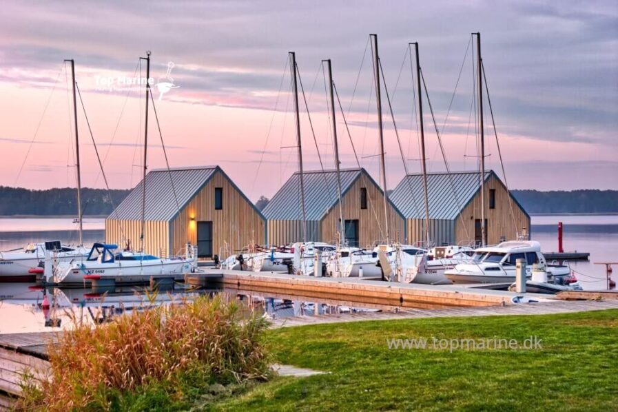 Flydende huse og havnekajer i Polen Pizs