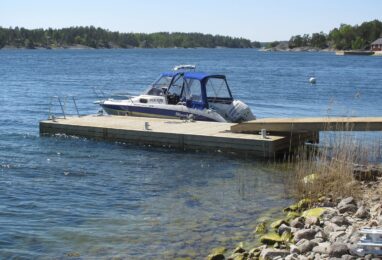 Træpontoner med betonflåde fra Top Marine, der kombinerer naturligt trædesign med betonens styrke.