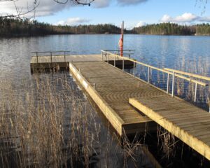 Træpontoner med betonflåde fra Top Marine, elegant kombination af trædesign og betonstyrke.