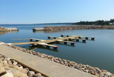 Træpontoner med betonflåde fra Top Marine, kombinerer elegant trææstetik og robust beton.