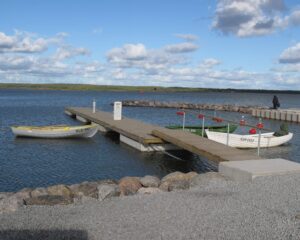 Træpontoner med betonflåde fra Top Marine, elegant design med robust betonstruktur.