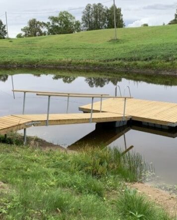 Bådebro med rækværk fra Top Marine ved kyst i Danmark