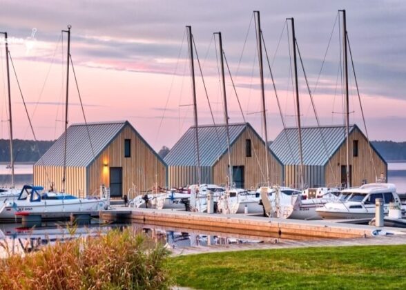 Flydende huse og ponton ved Camp Pisz fra Top Marine