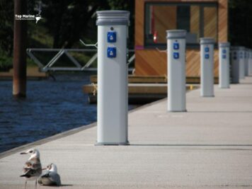 Service-piedestaler langs kajen i Riga