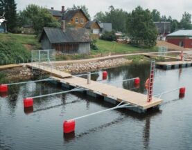 Bådbroer med badbomme og SOS-piedestal ved Värska-havn fra Top Marine