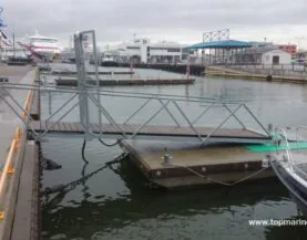 Metallandgangsbro fra Top Marine ved Vanasadam Havn, Tallinn – Sikker og moderne adgangsløsning til skibe og passagerer.