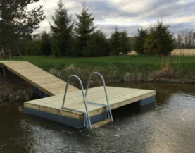 ECO badebro modul med badestige fra Top Marine ved vandet.