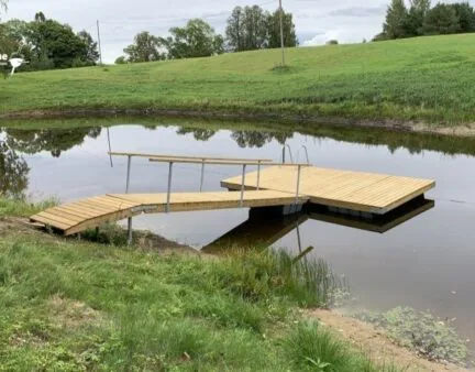 Bådebro med rækværk fra Top Marine ved kyst i Danmark