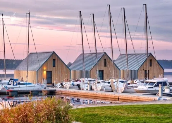 Fly­dende huse og ponton ved Camp Pisz fra Top Marine