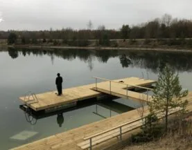 Træpontoner med betonflåd og badestige i Estland fra Top Marine
