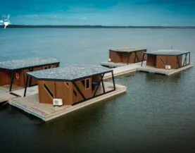 Flydende huse på kraftige platforme ved Veskiviigi i Estland fra Top Marine