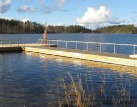 Træpontoner med betonflåd og rækværk ved Rantalinna fra Top Marine