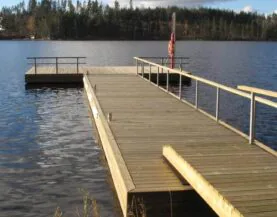 Træpontoner med betonflåd og rækværk ved Rantalinna fra Top Marine
