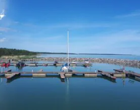 Træpontoner med betonflåd ved Heltermaa fra Top Marine