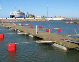 Træpontoner med betonflåd og badbomme ved Heltermaa fra Top Marine