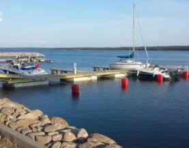 Træpontoner med betonflåd og badbomme ved Kaberneeme havn fra Top Marine