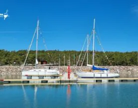Kraftige pontoner med fortøjningsfingre ved Kalana fra Top Marine