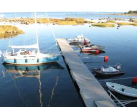 Træpontoner med betonflåd ved Kelnase fra Top Marine