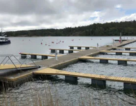 Kraftige platforme med fortøjningsfingre ved Korpoström fra Top Marine
