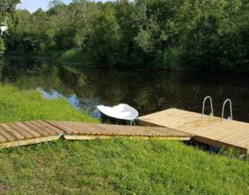 Top Marine badebro ECO med landfæste i Estland.