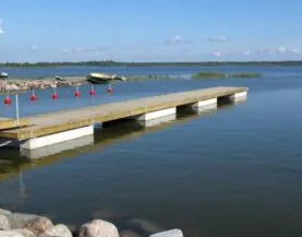 Træpontoner med betonflåd ved Kungla havn fra Top Marine