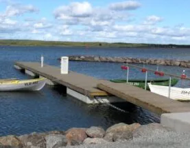 Træpontoner med betonflåd ved Kungla havn med badefaciliteter fra Top Marine