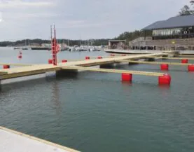 Træpontoner med betonflåd og badbomme ved Parainen fra Top Marine