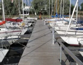 Træpontoner med betonflåd ved Pirita Kalevi Sejlklub fra Top Marine