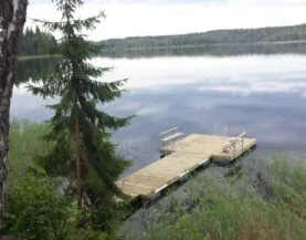 ECO badebro med rækværk og bænk fra Top Marine ved Pühajärv.