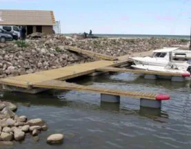 Træpontoner med betonflåd ved Purtse havn fra Top Marine