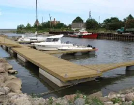 Træpontoner med betonflåd og fortøjningsfingre ved Purtse havn fra Top Marine