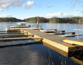 Træpontoner med betonflåd ved Rantalinna fra Top Marine