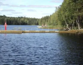 Træpontoner med betonflåd og fender ved Rantalinna fra Top Marine
