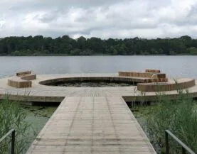 Rundet flydeplatform med træpontoner og betonflåd fra Top Marine