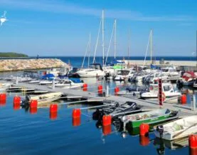 Træpontoner med betonflåd og badbomme ved Salmistu fra Top Marine