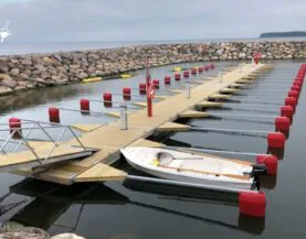 Træpontoner med betonflåd og badbomme ved Salmistu fra Top Marine