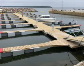 Træpontoner med betonflåd og fortøjningsfingre ved Salmistu fra Top Marine