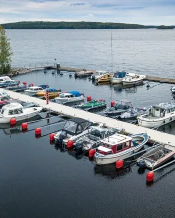 Pontoner med badbomme ved Vaheri havn fra Top Marine