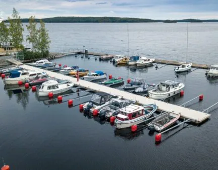 Pontoner med badbomme ved Vaheri havn fra Top Marine